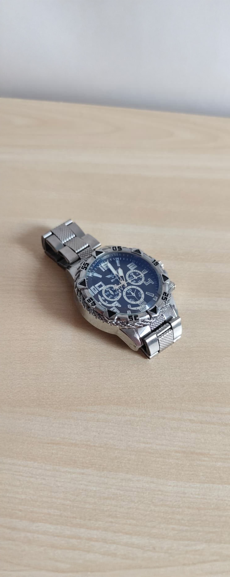 Původní neupravená fotografie hodinek